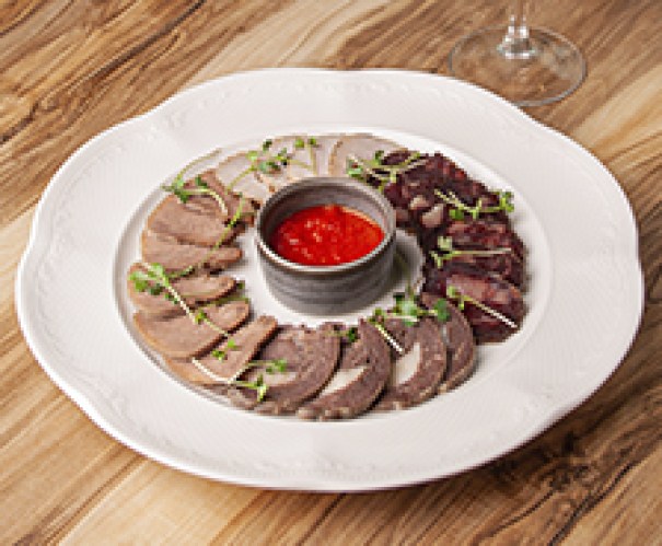 Ассорти мясных деликатесов (казы 2 вида, томленый язык, буженина из индейки) 160 50 (1350р)